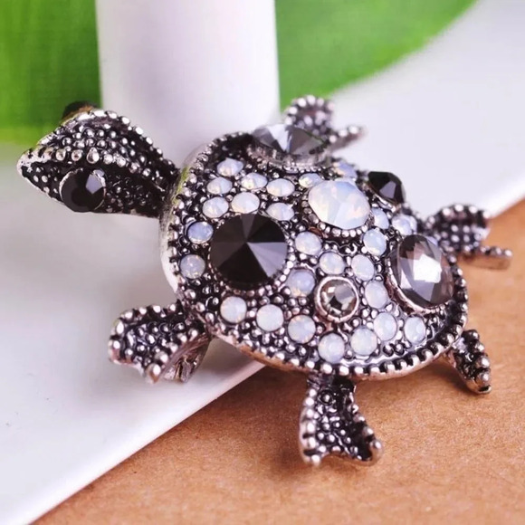 VQ Rhinestones Turtle Brooch - Picture 2 of 7